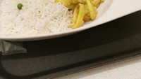 Seorang netizen membagikan pengalamannya saat makan nasi kari seafood di Doha. Ternyata disajikan dengan porsi yang sedikit dan makanan yang dingin serta rasanya tak enak.  Foto: Instagram @_sadfood