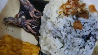 Tinta cumi yang rasanya gurih kerap dijadikan bumbu tambahan. Orang banyak menyebutnya cumi balakutak. Tapi kok seporsi cumi ini isinya hanya bagian kepala saja?  Foto: Instagram @_sadfood