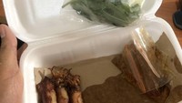Pesanan netizen satu ini tak kalah mengecewakan. Seporsi cumi goreng hanya berisi tiga ekor cumi asin. Buat dimakan sendiri pun akan kurang ya?  Foto: Instagram @_sadfood