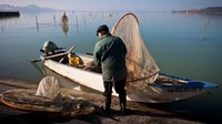 Para nelayan di Danau Trsimeno tak hanya memancing, tapi juga memasak dan mengelola restoran. (Getty Images/CNN)