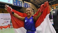 Diandra mengibarkan bendera merah putih di Back Ninh Gymnasium, Vietnam.