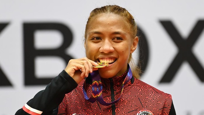 Diandra Raih Medali Emas SEA Games Atlet Indonesia Pieter Diandra Ariesta mengigit medalinya usai mengalahkan lawannya asal Filipina Cordero Gretel De Paz dalam pertandingan babak final kelas -56 kilogram putri nomor full contact Kickboxing SEA Games 2021 Vietnam di Bac Ninh Gymnasium, Bac Ninh, Vietnam, Jumat (13/5/2022). Diandra berhasil meraih medali emas setelah menang atas lawannya dengan skor 3-0. ANTARA FOTO/Aditya Pradana Putra/YU