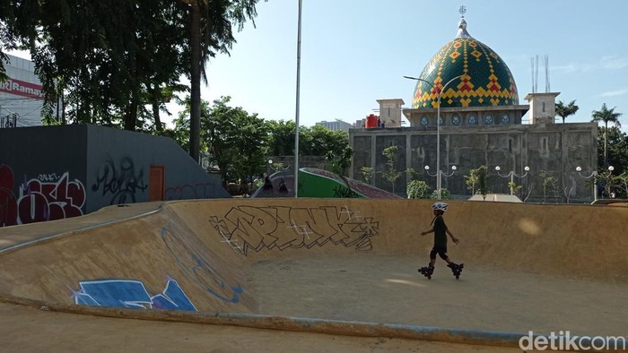 Seorang anak bermain sepatu roda di Skate Park, Lapangan Multiguna, Kota Bekasi, Jawa Barat, Jumat (13/5/2022).