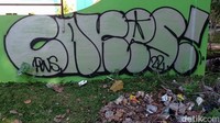 Taman ini dipenuhi dengan coretan vandalisme perbuatan orang yang tak bertanggung jawab.   