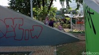 Padahal fasilitas ini baru diresmikan oleh Ridwan Kamil pada 22 Februari 2022 namun kini banyak terdapat coretan vandalisme.   