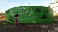Coretan vandalisme tersebut membuat skate park ini tampak kumuh dan tidak enak dipandang.