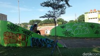 Gedung Creative Center ini dibangun untuk sarana dan olahraga bagi warga Bekasi.