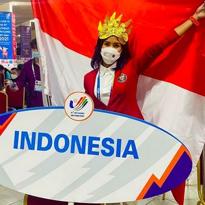 Gaya Emilia Nova Bawa Bendera RI di Sea Games, Cantik Berkardigan Logo Garuda