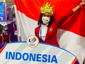 Gaya Emilia Nova Bawa Bendera RI di Sea Games, Cantik Berkardigan Logo Garuda