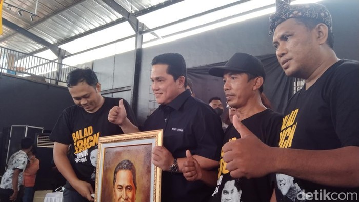 Menteri BUMN Erick Thohir mengunjungi Galeri Jatiwangi art Factory (JAF) Majalengka, Jawa Barat. Dalam kunjungannya, Erick menghadiri undangan relawan pendukungnya.