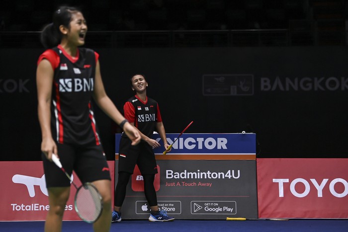Ekspresi dari pebulu tangkis ganda putri Indonesia Febriana Dwipuji Kusuma (kanan) dan Amalia Cahaya Pratiwi (kiri) mengembalikan kok ke arah lawannya pebulu tangkis Cina Chen Qing Chen dan Jia Yi Fan dalam pertandingan babak perempat final Piala Uber 2022 di Impact Arena, Bangkok, Thailand, Kamis (12/5/2022). Febriana/Amalia kalah dengan skor 19-21 dan 16-21. ANTARA FOTO/M Risyal Hidayat/foc.