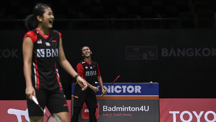 Ekspresi dari pebulu tangkis ganda putri Indonesia Febriana Dwipuji Kusuma (kanan) dan Amalia Cahaya Pratiwi (kiri) mengembalikan kok ke arah lawannya pebulu tangkis Cina Chen Qing Chen dan Jia Yi Fan dalam pertandingan babak perempat final Piala Uber 2022 di Impact Arena, Bangkok, Thailand, Kamis (12/5/2022). Febriana/Amalia kalah dengan skor 19-21 dan 16-21. ANTARA FOTO/M Risyal Hidayat/foc.