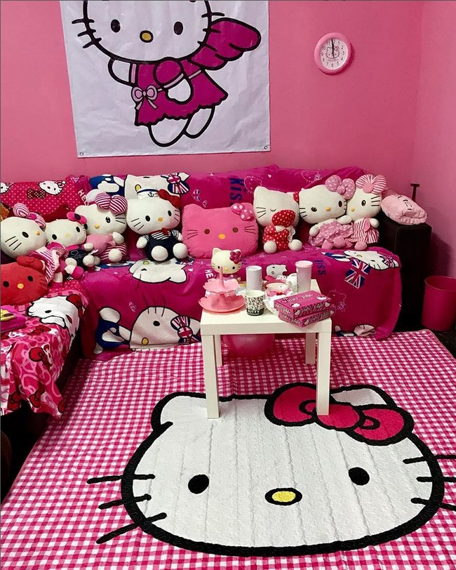 Sebagai fans berat Hello Kitty pastinya Afina juga mendekorasi rumahnya dengan tema serba karakter fiksi tersebut. Lihat saja ruang tamunya yang dicat pink dan ditempel poster serta dipenuhi bantal serta boneka Hello Kitty. Foto: Dok. Instagram @kakakhellokitty.