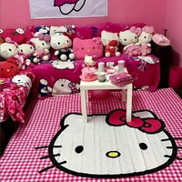 Sebagai fans berat Hello Kitty pastinya Afina juga mendekorasi rumahnya dengan tema serba karakter fiksi tersebut. Lihat saja ruang tamunya yang dicat pink dan ditempel poster serta dipenuhi bantal serta boneka Hello Kitty. Foto: Dok. Instagram @kakakhellokitty.