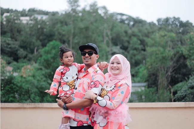 Tiada hari tanpa baju Hello Kitty. Pada setiap kesempatan suami Afina juga harus memakai baju bertema Hello Kitty seperti istrinya entah itu hanya sekadar jalan-jalan ke luar rumah hingga menghadiri acara pernikahan atau kondangan. Foto: Dok. Instagram @kakakhellokitty.