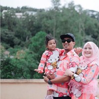 Tiada hari tanpa baju Hello Kitty. Pada setiap kesempatan suami Afina juga harus memakai baju bertema Hello Kitty seperti istrinya entah itu hanya sekadar jalan-jalan ke luar rumah hingga menghadiri acara pernikahan atau kondangan. Foto: Dok. Instagram @kakakhellokitty.