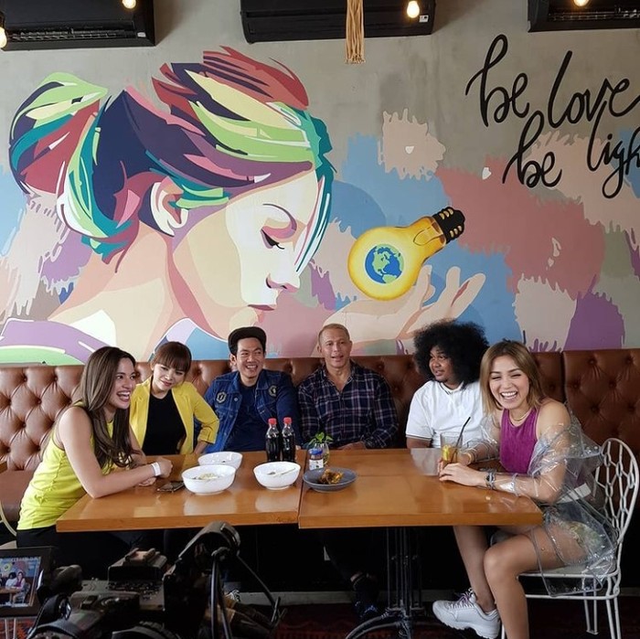Galeri Dinar Candy Gaya Seksi Dinar Candy Saat Piknik di Pantai hingga Makan Bareng Sahabat