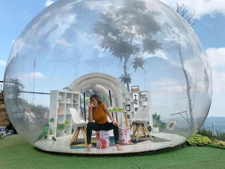 Gaya Seksi Dinar Candy Saat Piknik di Pantai hingga Makan Bareng Sahabat