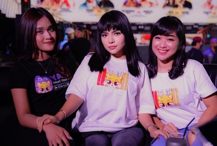 Galeri Dinar Candy Gaya Seksi Dinar Candy Saat Piknik di Pantai hingga Makan Bareng Sahabat