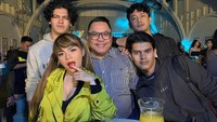 Usai mengisi acara di sebuah klub dengan menjadi DJ, Dinar Candy juga menyempatkan diri untuk menikmati waktu bersama teman-temannya. jus berukuran besar dipesan untuk dinikmati bersama. Foto: Instagram/dinar_candy