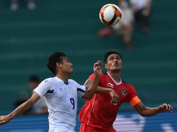 Filipina berusaha menekan Indonesia di awal laga. Namun, lini belakang Garuda Muda tampil disiplin.