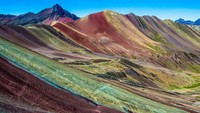 Warna-warni ini terbentuk karena es yang menutupi area tersebut. Saat mulai mencair, air bercampur dengan mineral di bawah tanah dan merubahnya jadi berwarna. (Getty Images)