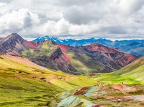 Kenapa Turis Dilarang Naik Gunung Pelangi? Ini Dampaknya Jika Nekat!