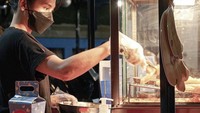 Aktris sekaligus penyanyi cantik berusia 25 tahun ini juga aktif membagikan kegiatannya di Instagram. Seperti ketika dirinya mencoba berjualan pisang goreng, di salah satu gerai pisang goreng kekinian. Foto: Instagram @indahpermatas
