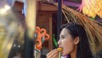 Hamil Anak Pertama, Ini Momen Romantis Indah Permatasari dan Arie Kriting Saat Kulineran