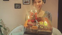 Rayakan ulang tahun yang ke-24 tahun di rumahnya. Indah tampak bahagia keteika mendapatkan kejutan cake ulang tahun dengan pilihan empat rasa. Foto: Instagram @indahpermatas