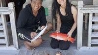 Suka berpetualang sekaligus mancing. Indah dan Arie bikin iri pasangan lainnya. Keduanya kompak memamerkan hasil ikan-ikan segar tangkapan mereka sendiri. Foto: Instagram @indahpermatas