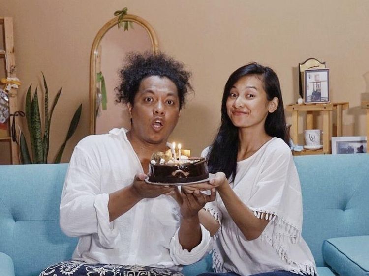 Hamil Anak Pertama, Ini Momen Romantis Indah Permatasari dan Arie Kriting Saat Kulineran