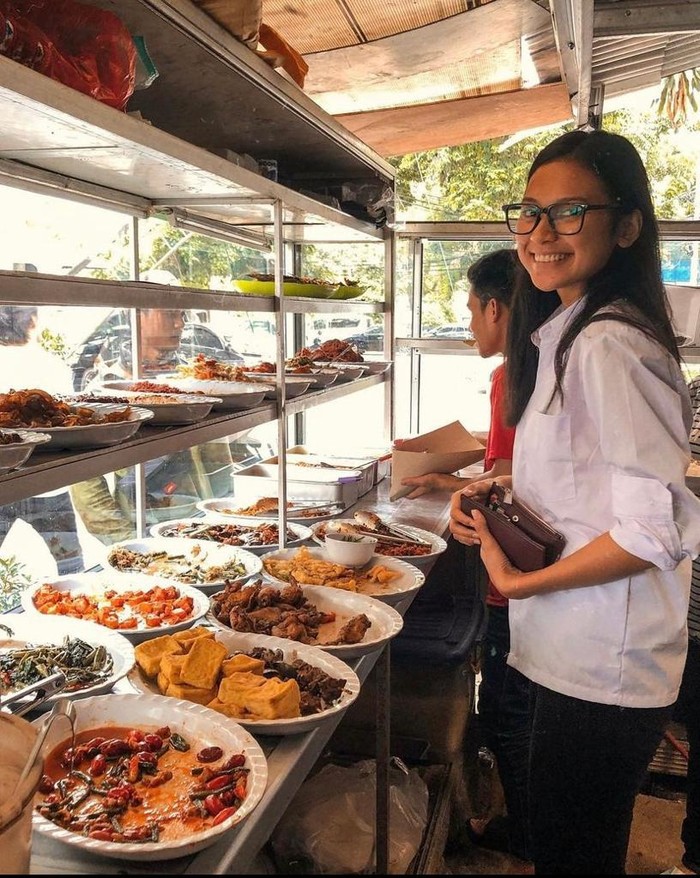 Hamil Anak Pertama, Ini Momen Romantis Indah Permatasari dan Arie Kriting Saat Kulineran