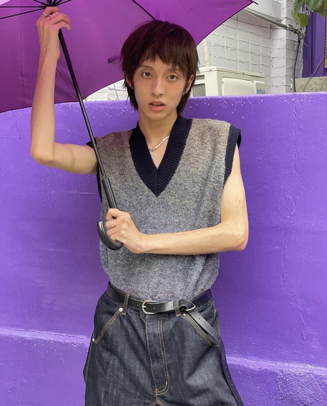 “Orientasi seksualku sebagai gay yang sudah diketahui publik seharusnya tidak membuatku mengalami kekerasan ini. Juga untuk LGBT+ lainnya dan semua orang tua, perempuan, dan minoritas di dunia ini. Ini terjadi di tahun 2022 dan menunjukkan realita menyedihkan tentang hak asasi manusia kaum LGBT+. Aku melaporkannya ke polisi dan aku harap kasus ini diselesaikan dengan baik,” tulis HOLLAND. Foto: dok. Instagram @holland_vvv