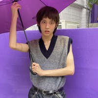 “Orientasi seksualku sebagai gay yang sudah diketahui publik seharusnya tidak membuatku mengalami kekerasan ini. Juga untuk LGBT+ lainnya dan semua orang tua, perempuan, dan minoritas di dunia ini. Ini terjadi di tahun 2022 dan menunjukkan realita menyedihkan tentang hak asasi manusia kaum LGBT+. Aku melaporkannya ke polisi dan aku harap kasus ini diselesaikan dengan baik,” tulis HOLLAND. Foto: dok. Instagram @holland_vvv