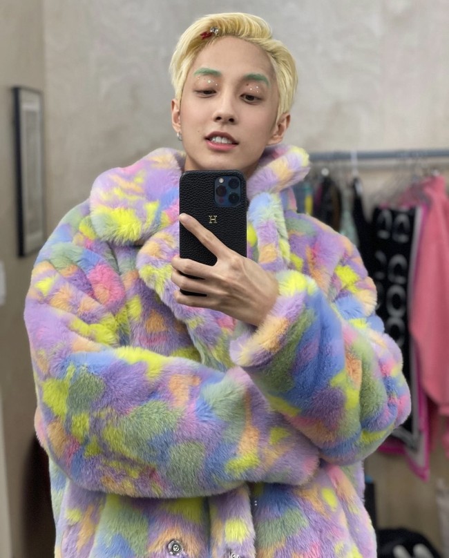 Holland menjadi idol KPop pertama yang mengaku gay di Korea Selatan. Dia menjadi korban perundungan semasa SMP setelah menceritakan orientasi seksualnya kepada seorang teman. Kejadian traumatis itu membuat Holland menderita depresi dan PTSD (post-traumatic stress disorder). Foto: dok. Instagram @holland_vvv