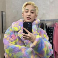 Holland menjadi idol KPop pertama yang mengaku gay di Korea Selatan. Dia menjadi korban perundungan semasa SMP setelah menceritakan orientasi seksualnya kepada seorang teman. Kejadian traumatis itu membuat Holland menderita depresi dan PTSD (post-traumatic stress disorder). Foto: dok. Instagram @holland_vvv