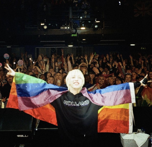 HOLLAND dikenal sebagai idol KPop pertama yang mengaku gay. Dia mulai mendirikan agensinya sendiri karena mendapat banyak penolakan. Penyanyi 26 tahun itu mengumpulkan modal dengan bekerja paruh waktu selama dua tahun. Foto: dok. Instagram @holland_vvv