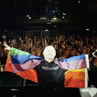 HOLLAND dikenal sebagai idol KPop pertama yang mengaku gay. Dia mulai mendirikan agensinya sendiri karena mendapat banyak penolakan. Penyanyi 26 tahun itu mengumpulkan modal dengan bekerja paruh waktu selama dua tahun. Foto: dok. Instagram @holland_vvv