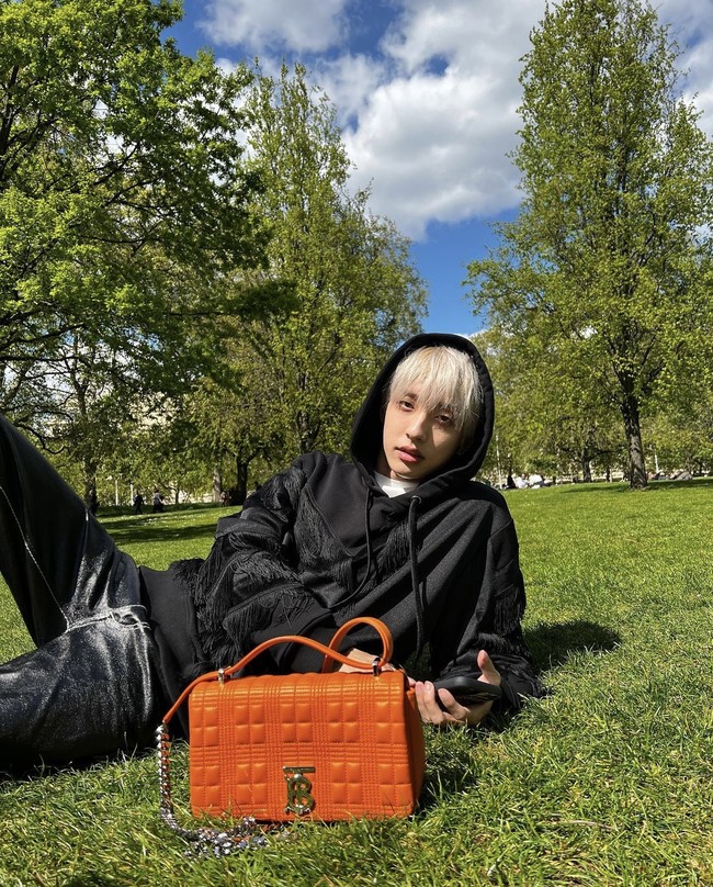 Saat kejadian HOLLAND sedang berjalan kaki bersama manajer dan salah seorang temannya. Pemilik nama asli Go Tae Seob itu langsung dilarikan ke rumah sakit dan menceritakan pengalamannya di Instagram. Foto: dok. Instagram @holland_vvv