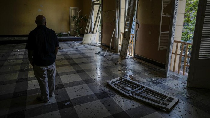 Hotel di Kuba Meledak, Gereja di Dekatnya Ikut Hancur Church administrator Alejandro Clemente Gonzalez poses for a photo inside the Calvary Baptist Church damaged by an explosion that devastated the Hotel Saratoga which is located next door, in Old Havana, Cuba, Wednesday, May 11, 2022. Gonzalez was talking with an electrician while preparing for weekend services inside the church when the May 6 explosion shook the building and shattered the 19th century dome towering far above the pews. βI didn't know what was happening,