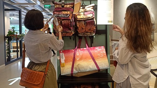 Dua pengunjung tampak tengah melihat-lihat salah satu produk KÅSEBERGA di IKEA Bali pada Jumat (13/5/2022)