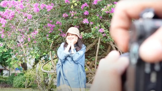 Indah Permatasari telah menikah dengan Arie Kriting pada 12 Januari 2021 lalu. Akhirnya setelah 16 bulan pernikahan keduanya memberikan kabar bahagia seputar kehamilan Indah. Kabar tersebut dibagikan melalui akun Instagram dan YouTube channel milik Indah. Foto: YouTube/Indah Permatasari