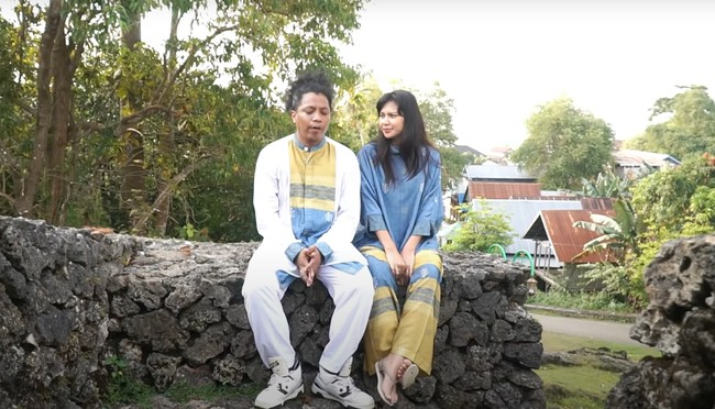 Melalui video di YouTubenya Arie dan Indah menceritakan kisah perjalanan kehamilannya itu. Arie mengatakan bahwa keduanya baru tahu jika Indah sedang hamil pada anniversay pernikahannya yang pertama, yaitu tanggal 12 Januari 2022. Foto: YouTube/Indah Permatasari