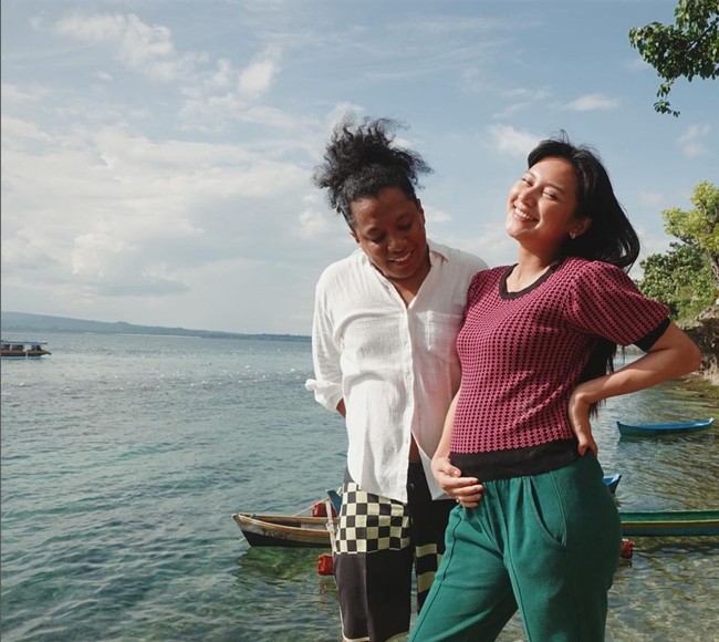 Melalui video YouTubenya Arie juga mengaku bahwa awal menikah dirinya dan Indah tidak ingin langsung memiliki anak karena Indah yang merasa masih terlalu muda. Namun sebenarnya Arie sendiri memang sudah ingin memiliki anak sejak lama. Kini keinginannya itu pun terwujud. Foto: Instagram/@indahpermatas