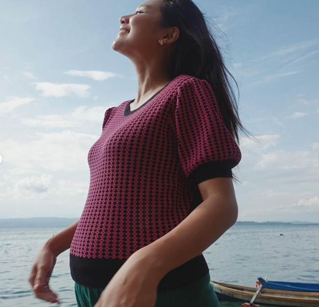 Foto-foto Indah saat memamerkan baby bumpnya pun tampak menghiasi Instagram miliknya dan sang suami. Dalam foto terlihat jelas perut sang aktris sudah membuncit. Alhamdulillah. 22 Weeks Pregnant. So happy and feel blessed, tulis Indah. Foto: Instagram/@indahpermatas