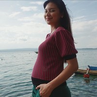 Dengan mengenakan atasan merah muda bermotif dan celana hijau, Indah yang sedang berada di pantai itu terlihat begitu bahagia. Tanpa pulasan makeup, wajahnya tampak glowing dan cantik mempesona. Foto: Instagram/@indahpermatas