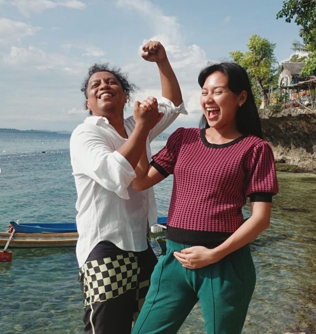 Indah Permatasari dan sang suami, Arie Kriting tampak berpose bersama. Ekspresi bahagia pun terlihat jelas di wajah keduanya. Unggahan keduanya pun banjir ucapan selamat dan doa dari para netizen. Foto: Instagram/@arie_kriting