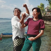 Indah Permatasari dan sang suami, Arie Kriting tampak berpose bersama. Ekspresi bahagia pun terlihat jelas di wajah keduanya. Unggahan keduanya pun banjir ucapan selamat dan doa dari para netizen. Foto: Instagram/@arie_kriting