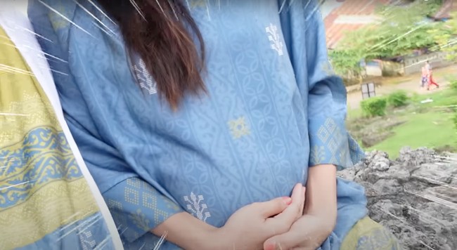 Awalnya Arie merasa penasaran dan membeli alat tes kehamilan karena Indah mengatakan kepadanya sudah telat datang bulan. Percobaan menggunakan alat tes kehamilan yang pertama pun sempat gagal karena Indah salah menggunakannya. Namun setelah berhasil barulah diketahui bahwa Indah rupanya sedang hamil. Foto: YouTube/Indah Permatasari